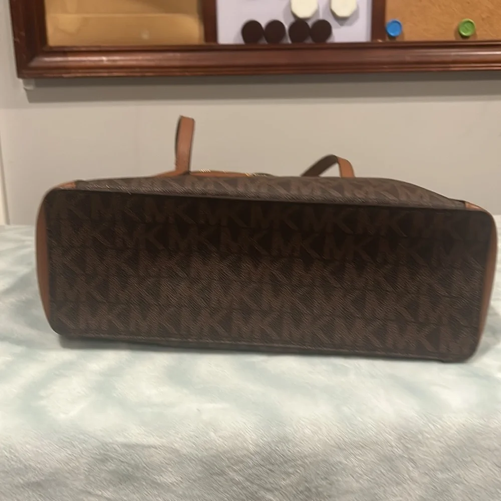 MK used brown and tan boot and purse set size 9 - Picture 8 of 10